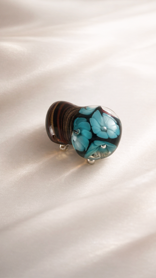 閃光舎 ガラスの帯留め 青 花 黒 茶 クリア 透明 とんぼ玉 2266