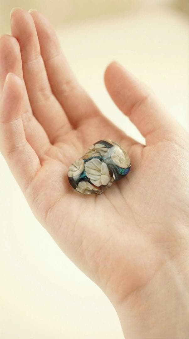 ガラスの帯留め 花 白花 フラワー 黒 立体 螺鈿風 レトロ 着物 2258