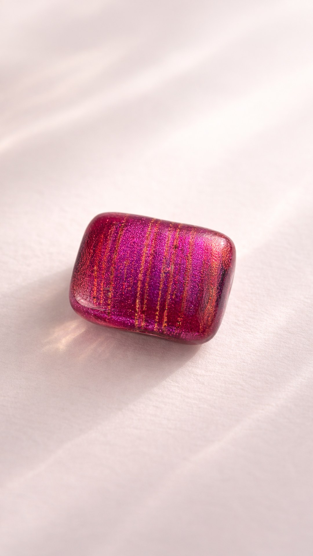 閃光舎 ガラスの帯留め ピンク マゼンタ ローズ オレンジ 玉虫 刷毛引き 縦縞  2289