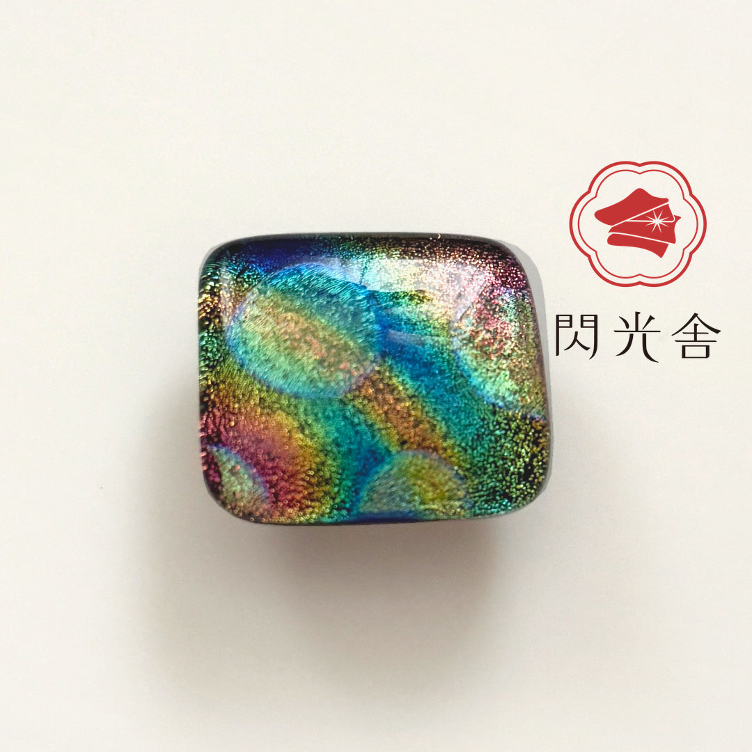 ガラスの帯留め スクエア 青 緑 金 オーロラ 2397