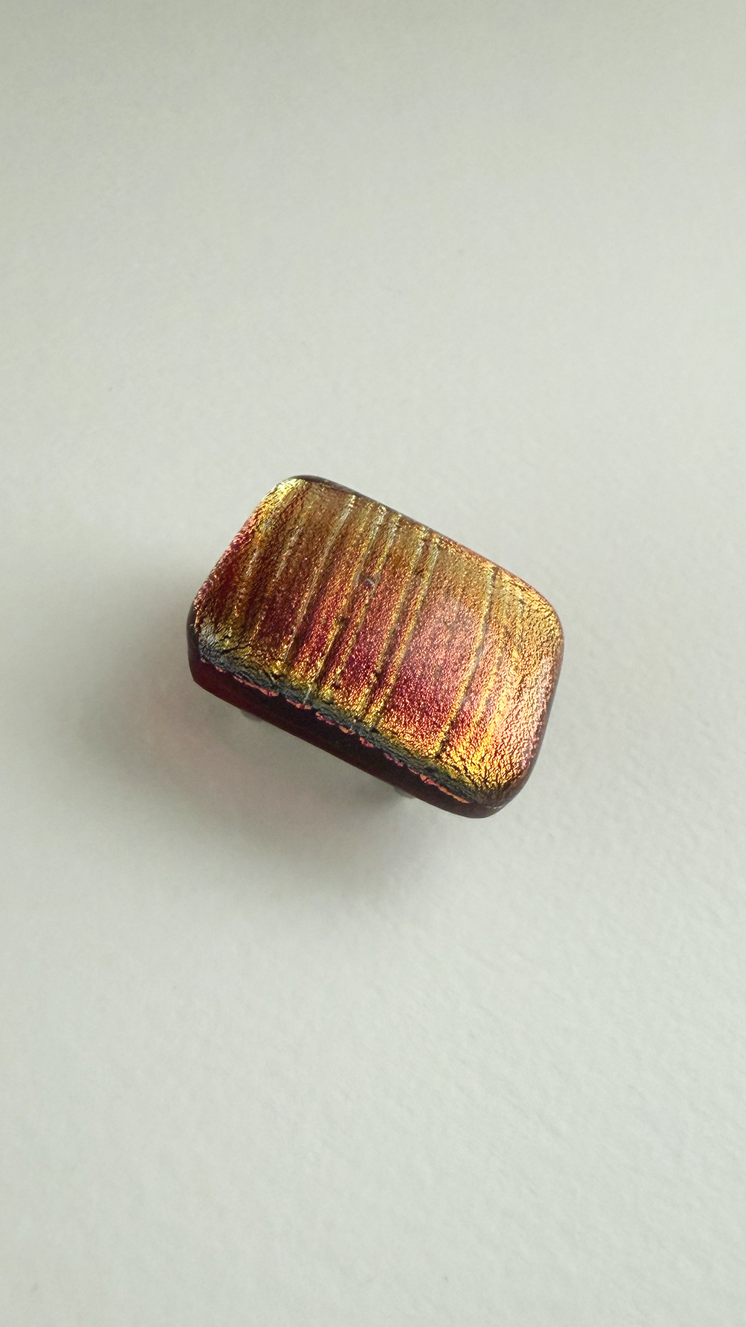 閃光舎 ガラスの帯留め ピンク マゼンタ ローズ オレンジ 玉虫 刷毛引き 縦縞  2289