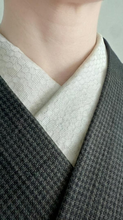 半衿 ビーハイブ プラチナホワイト 白銀 ハニカム 紋織り モダン クール