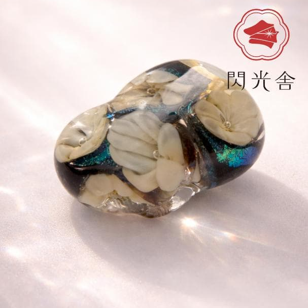 ガラスの帯留め 花 白花 フラワー 黒 立体 螺鈿風 レトロ 着物 2258