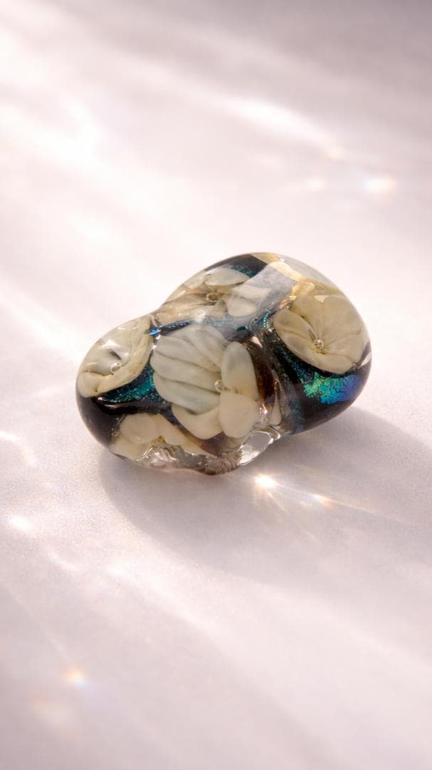 ガラスの帯留め 花 白花 フラワー 黒 立体 螺鈿風 レトロ 着物 2258