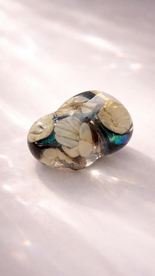 ガラスの帯留め 花 白花 フラワー 黒 立体 螺鈿風 レトロ 着物 2258