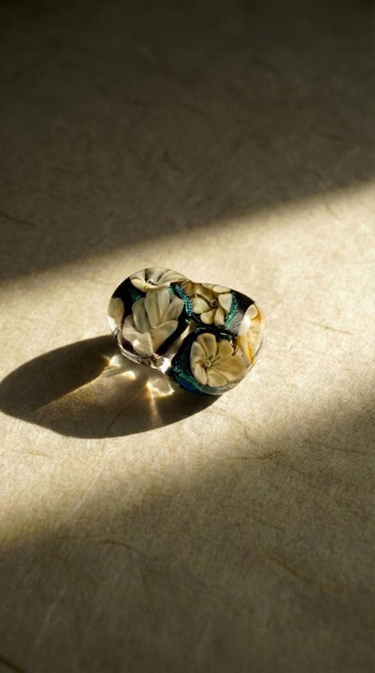 ガラスの帯留め 花 白花 フラワー 黒 立体 螺鈿風 レトロ 着物 2258