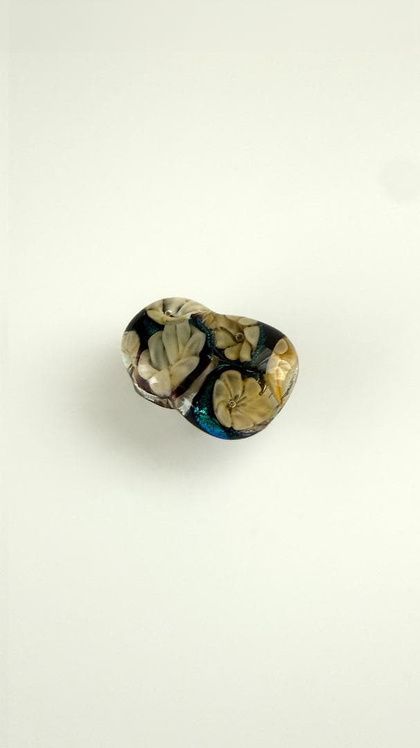 ガラスの帯留め 花 白花 フラワー 黒 立体 螺鈿風 レトロ 着物 2258