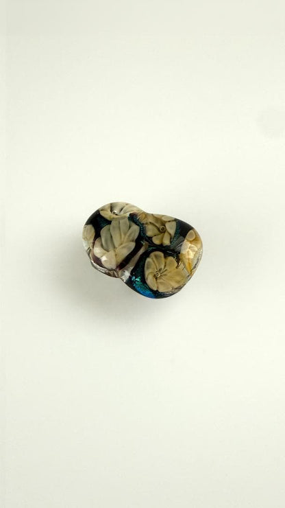 ガラスの帯留め 花 白花 フラワー 黒 立体 螺鈿風 レトロ 着物 2258