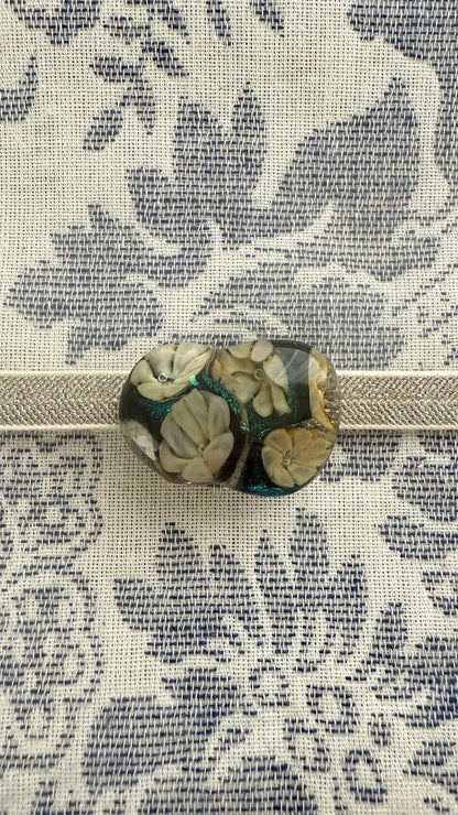 ガラスの帯留め 花 白花 フラワー 黒 立体 螺鈿風 レトロ 着物 2258