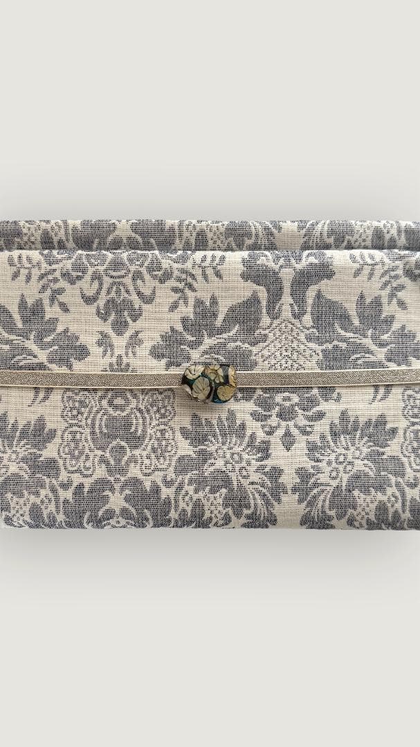 ガラスの帯留め 花 白花 フラワー 黒 立体 螺鈿風 レトロ 着物 2258